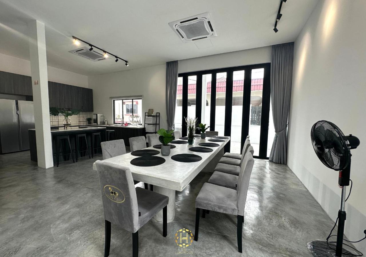 The Luxurious 27, Johor Bahru Villa Bagian luar foto