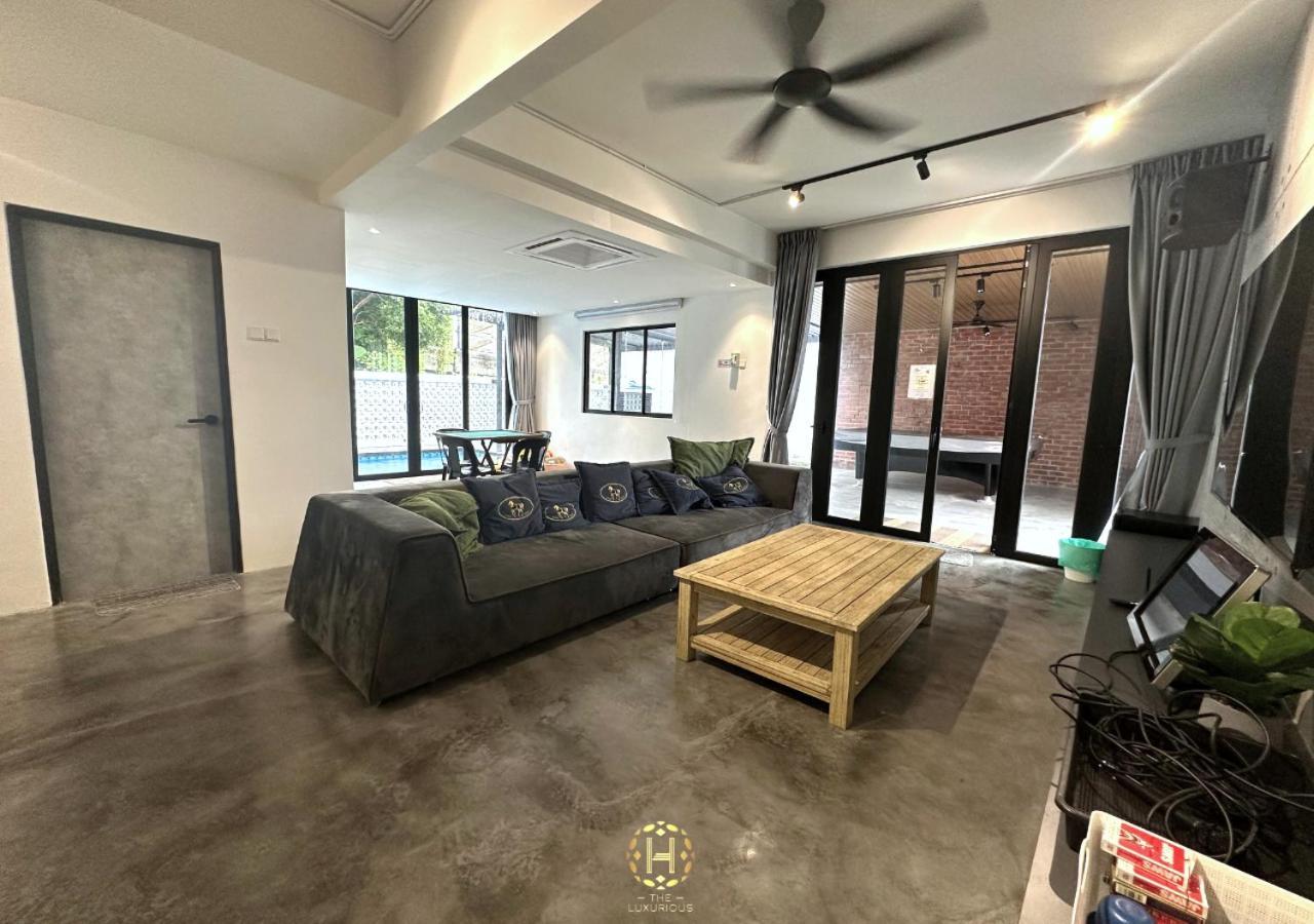 The Luxurious 27, Johor Bahru Villa Bagian luar foto