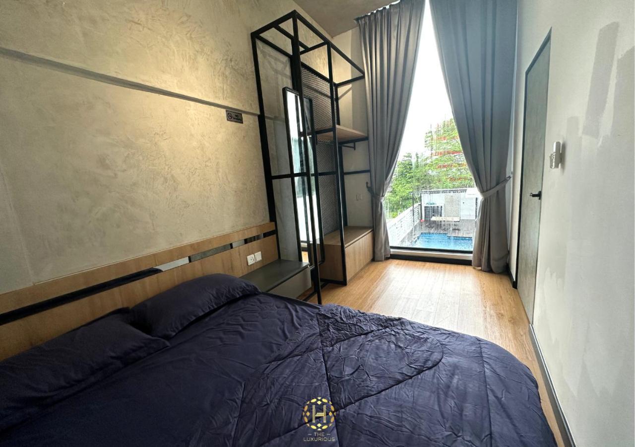 The Luxurious 27, Johor Bahru Villa Bagian luar foto