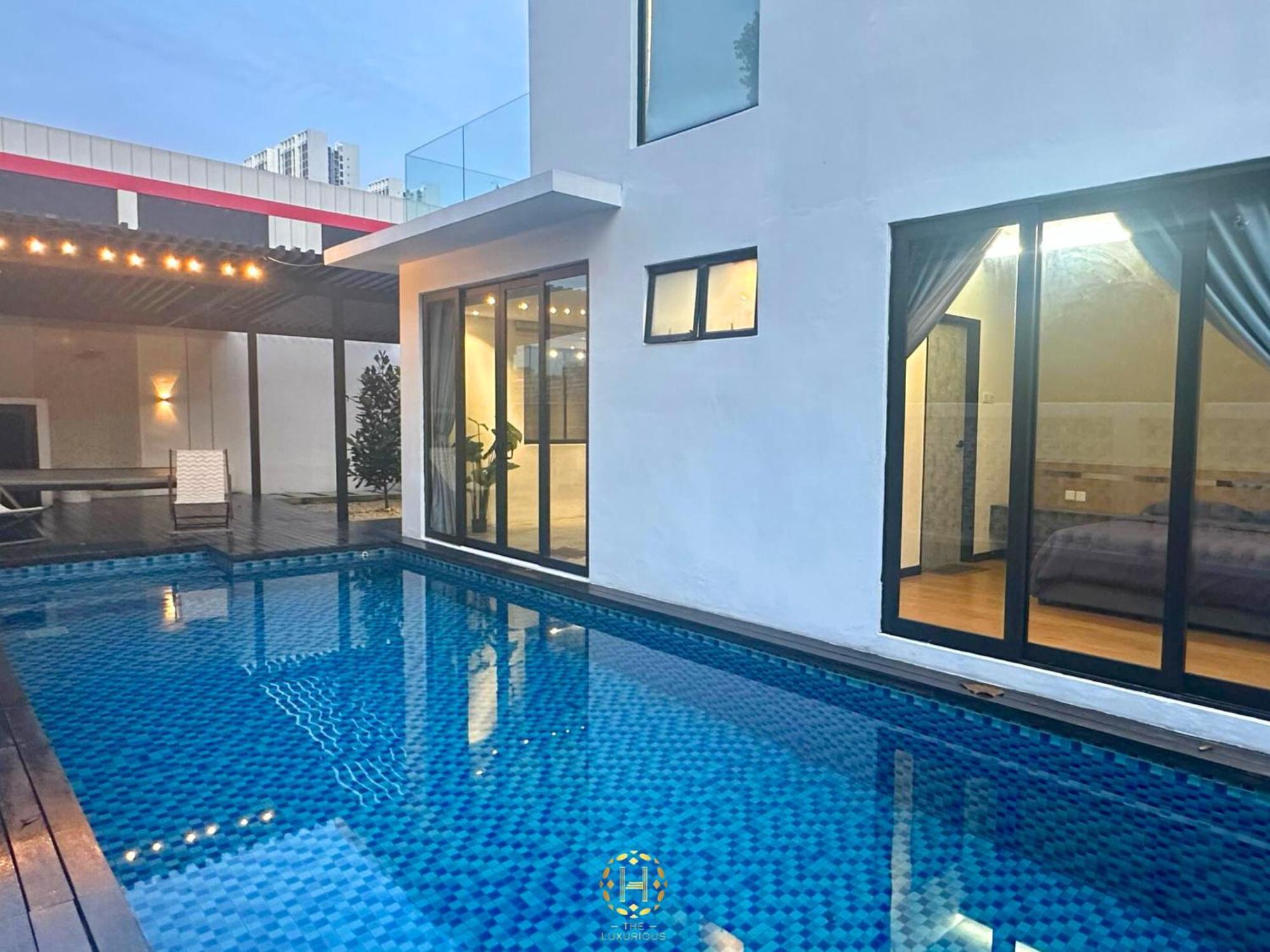 The Luxurious 27, Johor Bahru Villa Bagian luar foto