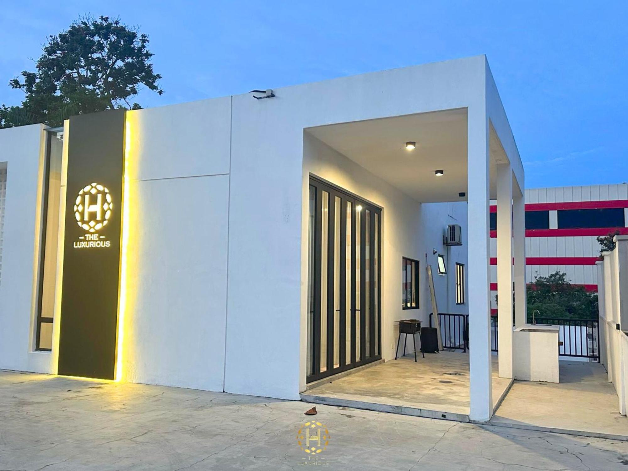 The Luxurious 27, Johor Bahru Villa Bagian luar foto